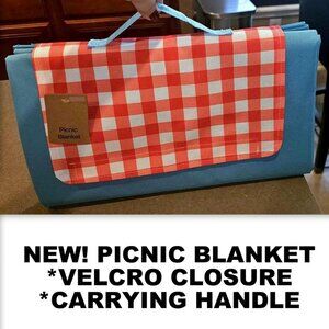 NEW! PICNIC BLANKET THAT FOLDS WITH CARRYING HANDLE